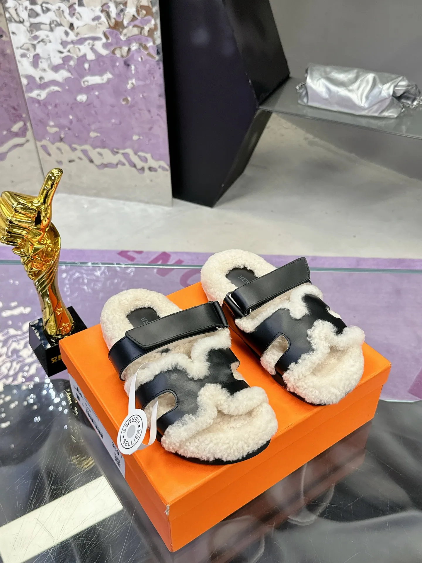 Factory price: 500💰 HERMES💗Ai Ma’s classic hot style second uncle🐑wool mop🆕 is coming. A must-have item for autumn and winter ✅ Versatile and fashionable at home and out on the street 🍀The colors are extremely colorful! Walking Tuscany! T men's shoes 💰R non-slip outsole super light ️ super comfortable on the feet without any binding feeling I can't stop drinking coffee ☕ my second uncle's slippers I can't take off Size number: 35-40 (41 made to order, non-refundable)